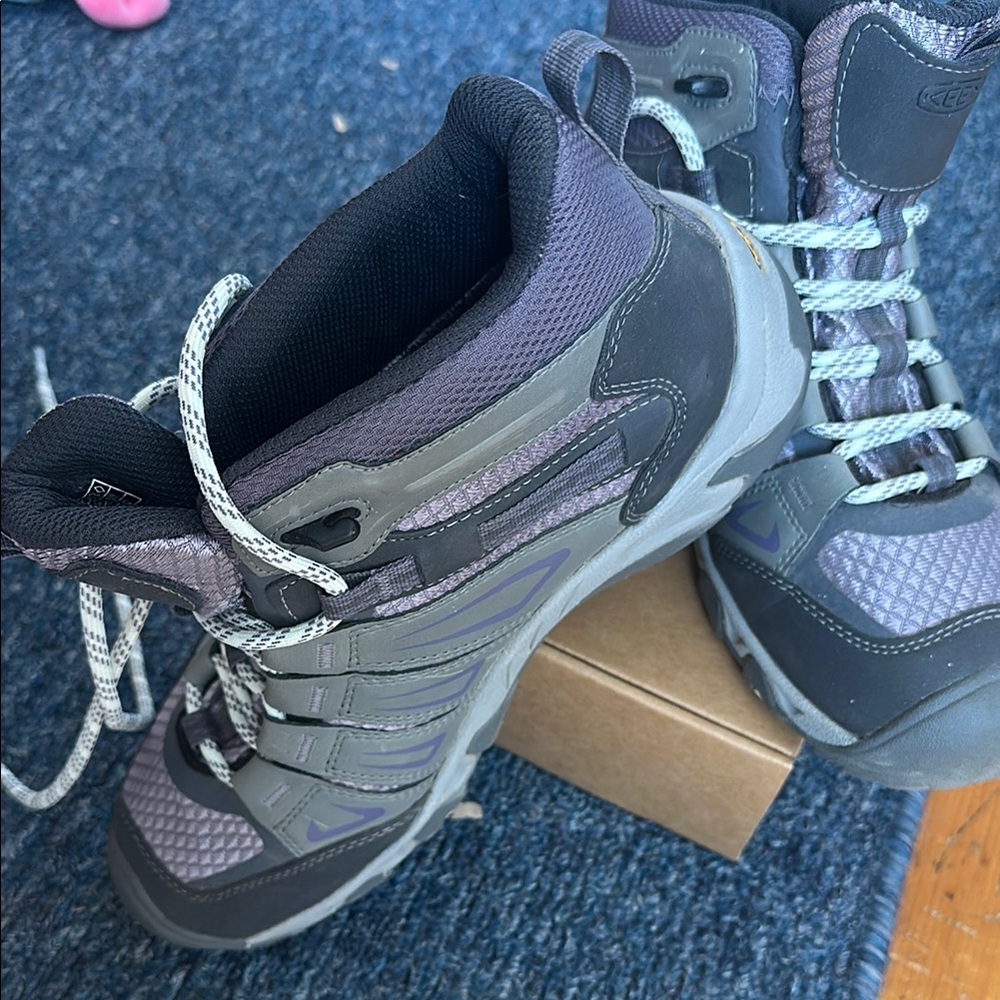 Keen Gray and Black Athletic Shoes with Cushioned Midsole